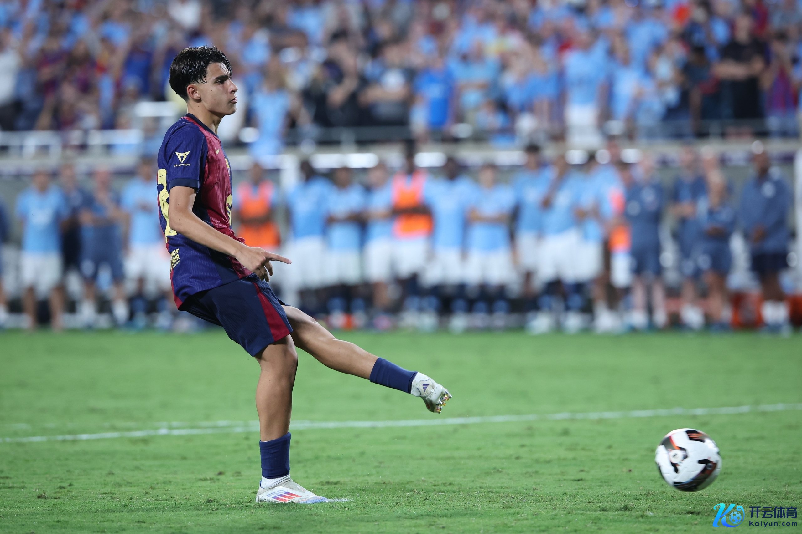 世体：弗里克很赏玩16岁边锋费尔南德斯体育录像/图片，球员可能随巴萨前去沙特